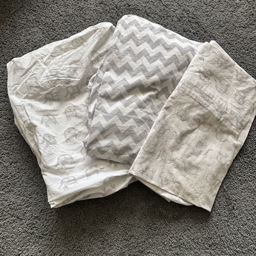 🐘Pottery Barn Kids Gray and White Chevron & Elephant Sheet Set🐘